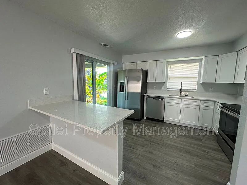 3 bed, 2.0 bath, 1300 sqft, $1,745 — Photo 4