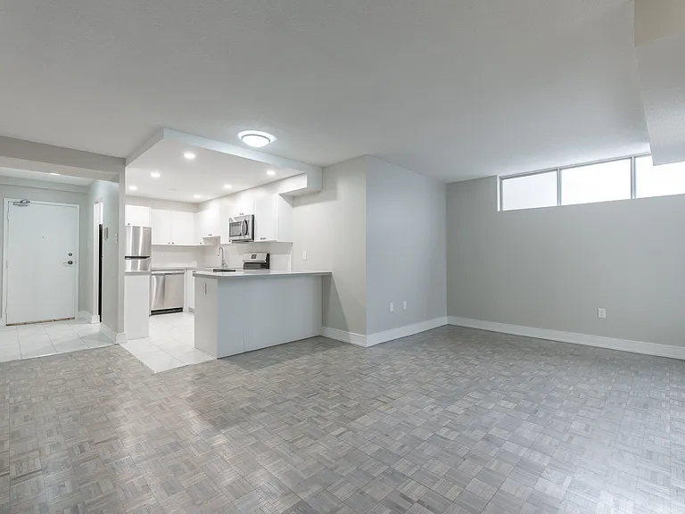 3575 Kaneff Cres — Photo 34