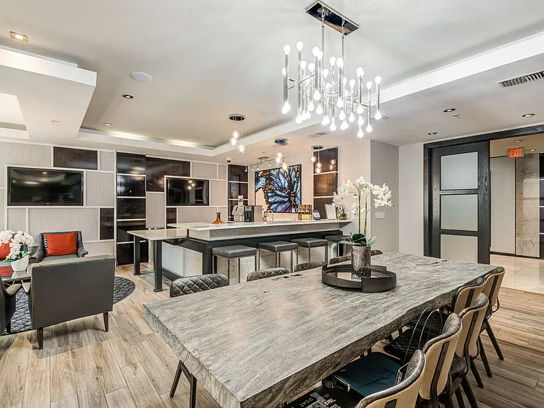 800 Carlyle — Photo 14