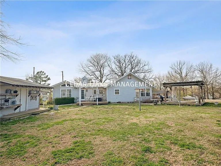 303 N Summit St — Photo 17