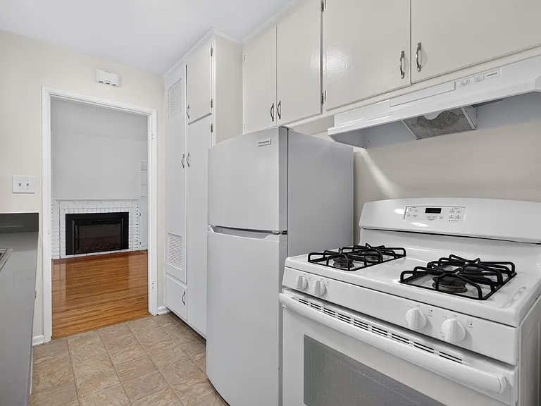 425 S Los Robles Ave — Photo 21