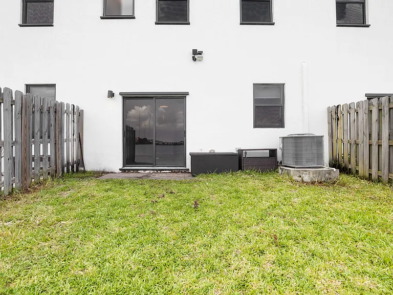 20610 NE 5th Pl — Photo 47