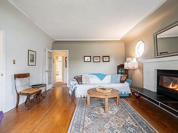 4th image of 902 4th St