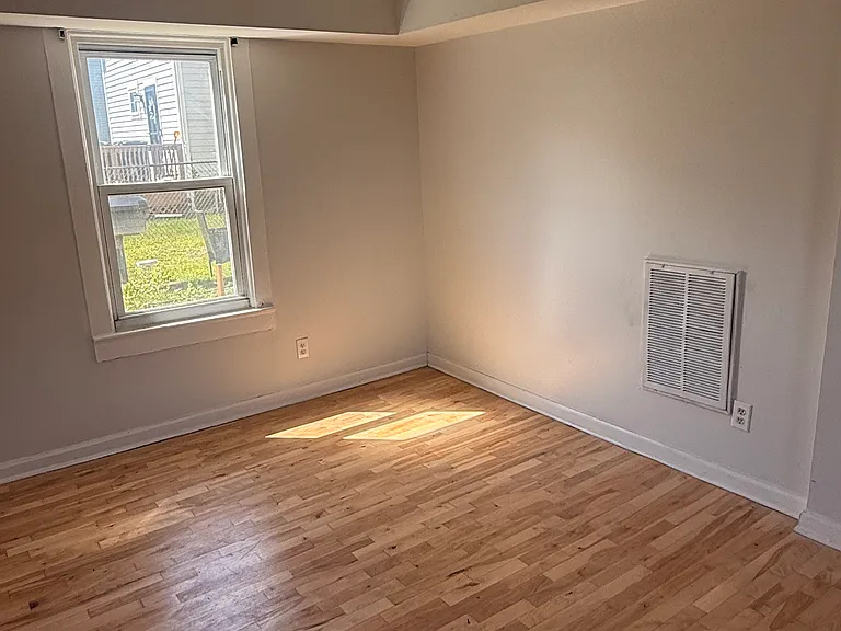 21 Avenue A — Photo 10