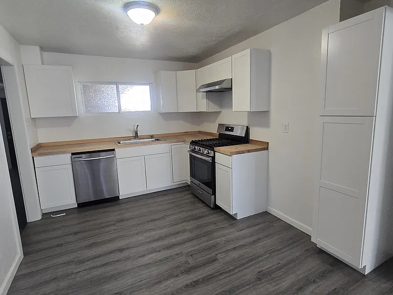 1409 Thompson Dr — Photo 4