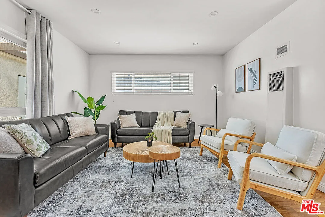 3 bed, 2.0 bath, 1083 sqft, $4,600 — Photo 4