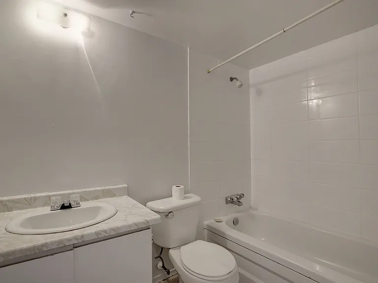 666 King St E — Photo 32