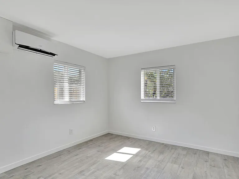 1000 SW 30th St #1 — Photo 8