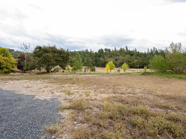 904 N Broadway St #503, Rogue River, OR 97537