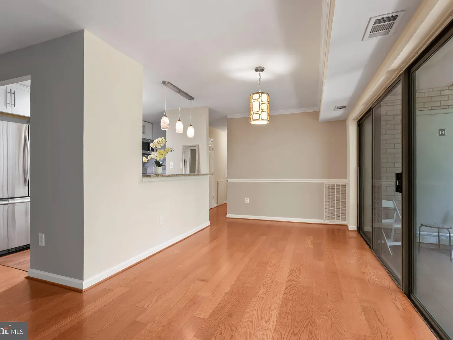 3 bed, 2.0 bath, 1227 sqft, $2,393 — Photo 3