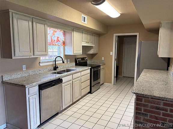 4th image of 2700 Little John Dr