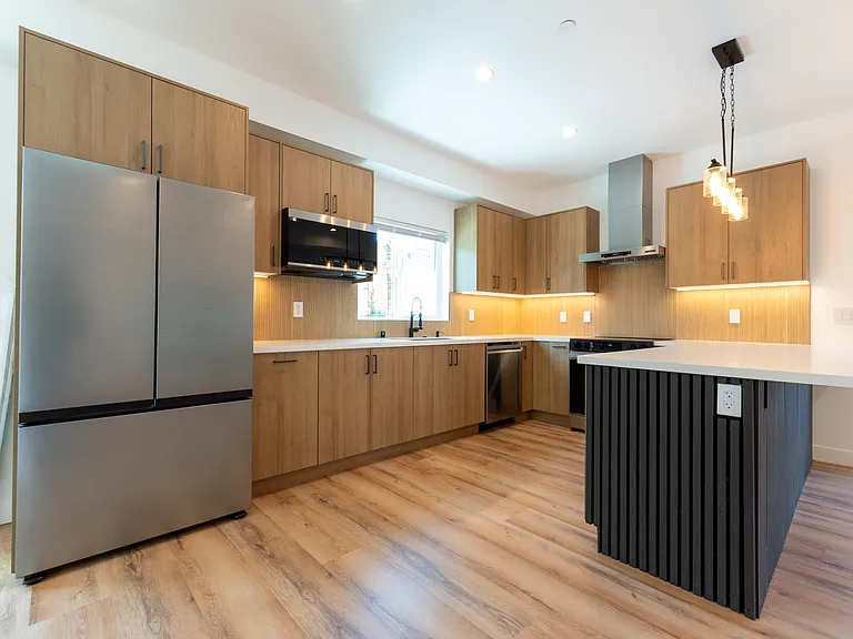 22111 Victory Blvd — Photo 5