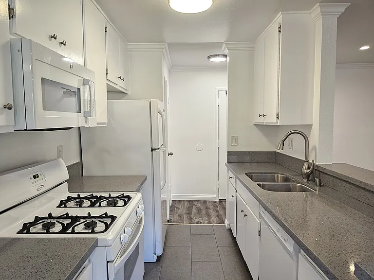 7523 Hollywood Blvd — Photo 8