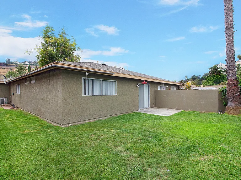 Los Timbres Street Duplex — Photo 19