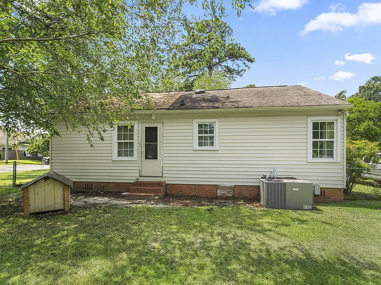 172 S Aiken Dr — Photo 2