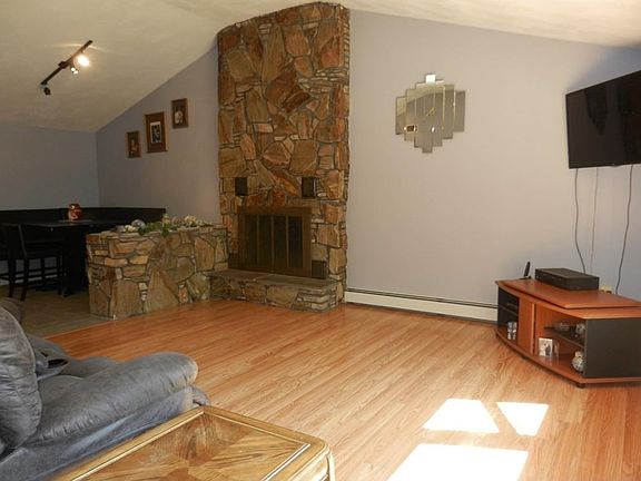 3rd image of 5 Woodbine St