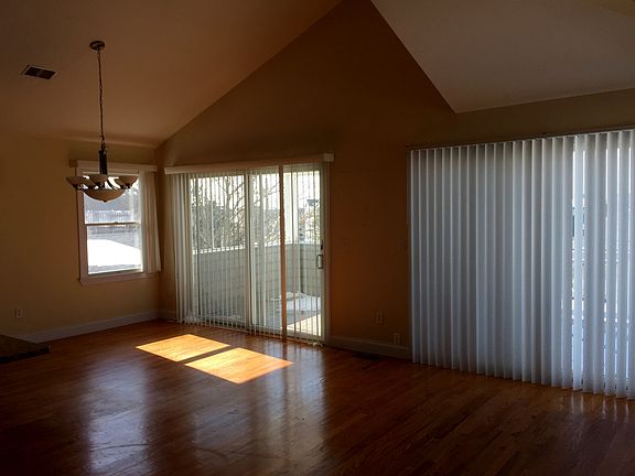 3rd image of 18 W Essex Ave