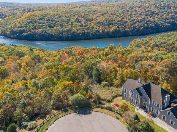 18 Hart Court, Oxford, CT 06478