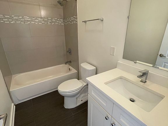 5th image of 7058 N Clark St #204