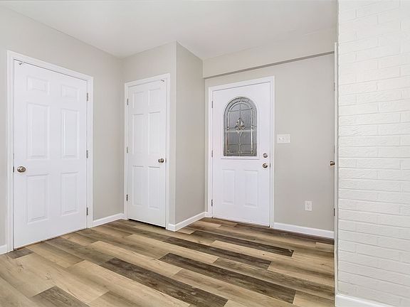 3rd image of 6 Henrick Dr