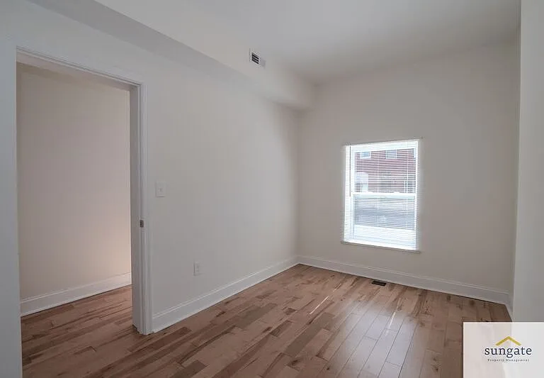 2726 E Monument St — Photo 12