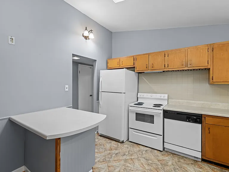 550 Versailles Dr — Photo 10