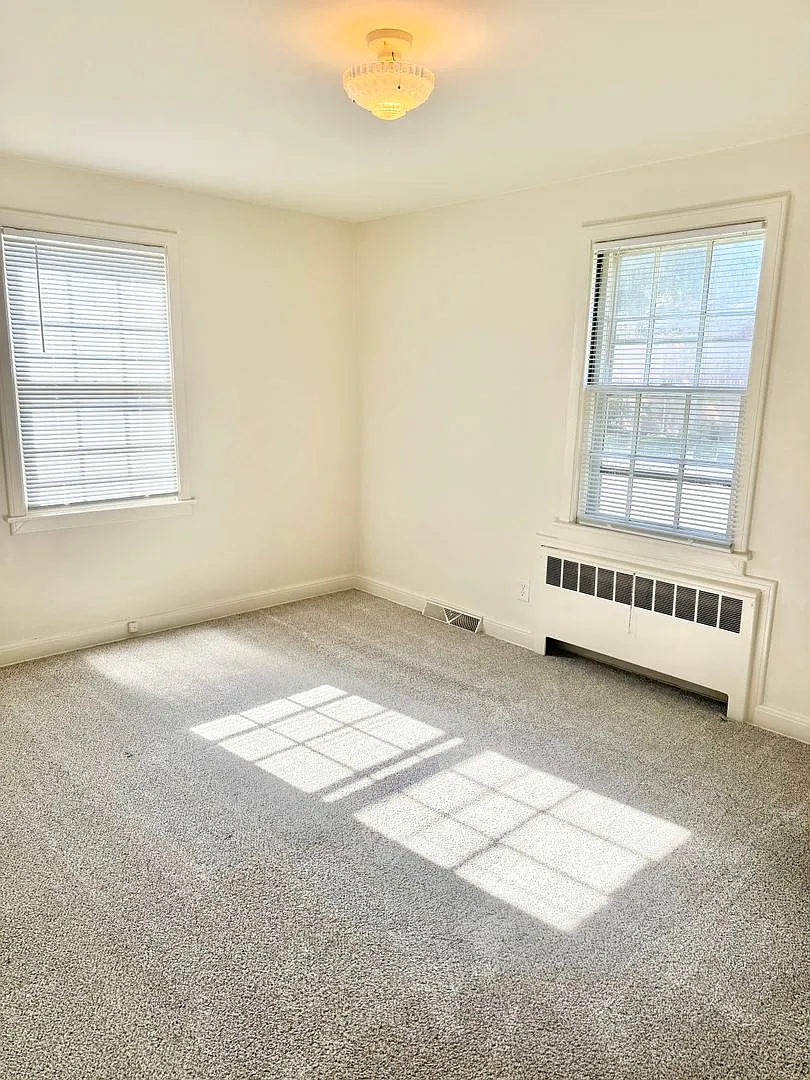 Adorable 2 Bedroom Between N Josephine Boyd & Battleground Ave! — Photo 2
