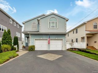 193 Sportsmans Ave, Freeport, NY 11520