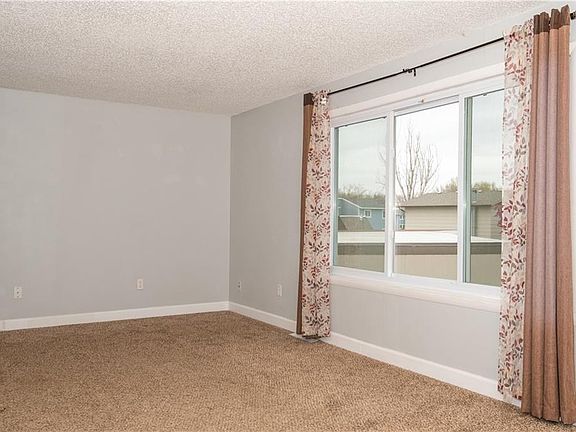 3rd image of 2711 Phyllis Cir N