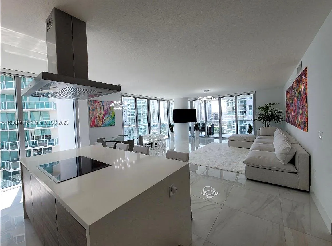 Parque Towers Condo — Photo 1
