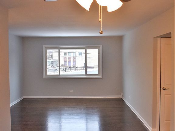 3rd image of 5650 N California Ave #2S