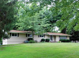 207 W Edgewood Ln, Long Grove, IA 52756