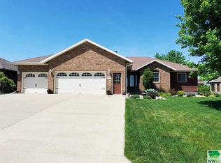 713 11th St SE, Orange City, IA 51041