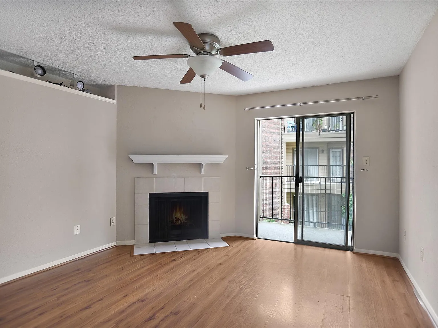 2 bed, 1.0 bath, 948 sqft, $1,150 — Photo 1