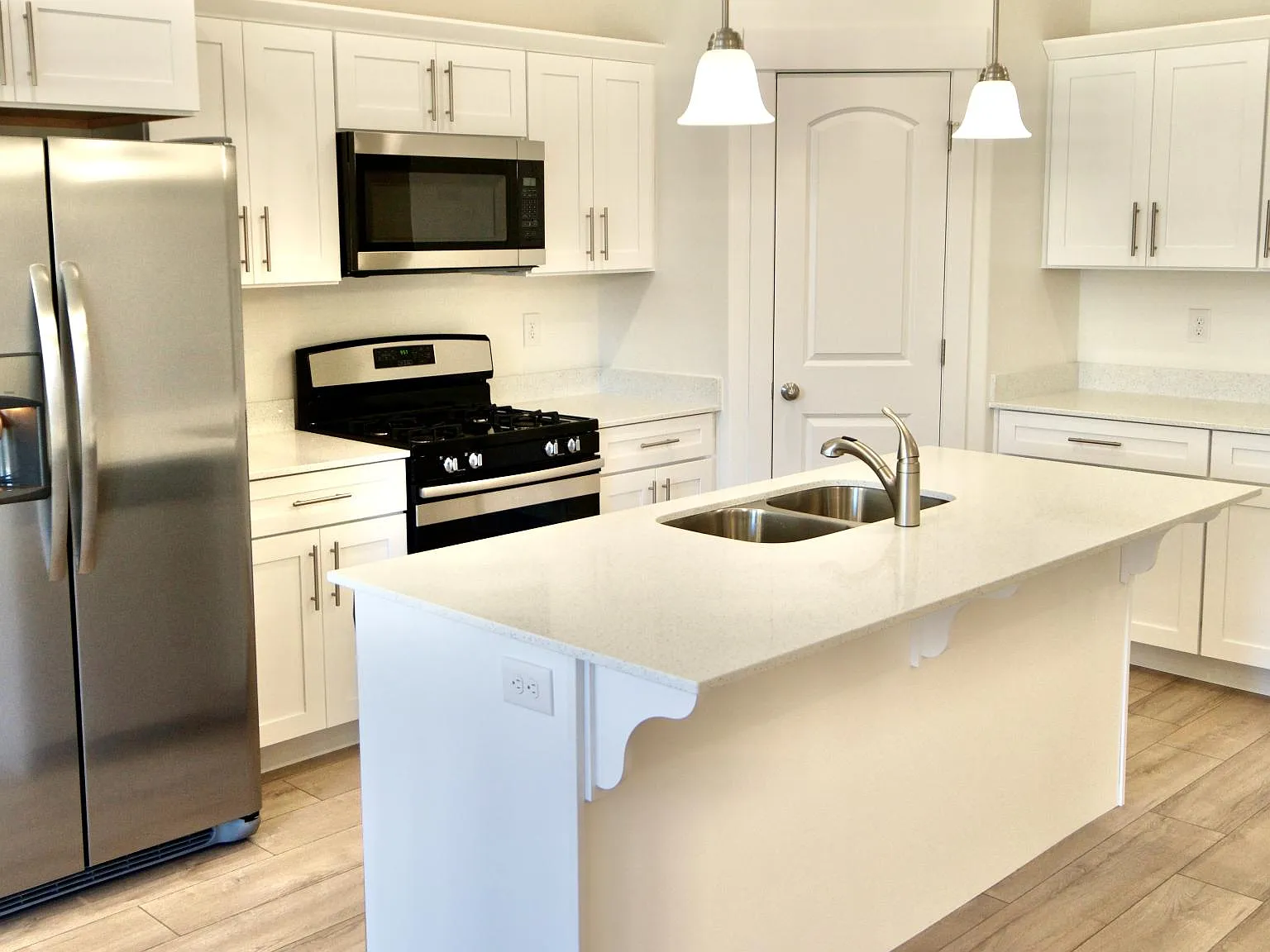 4 bed, 2.5 bath, 2436 sqft, $2,350 — Photo 3