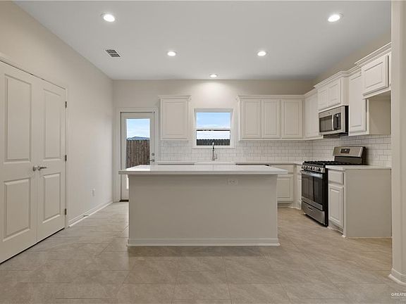4th image of 946 W Star Flower St