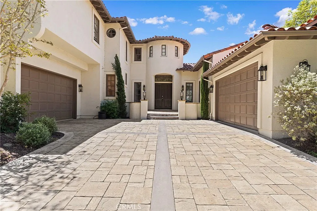 5 bed, 4.5 bath, 5010 sqft, $20,000 — Photo 2