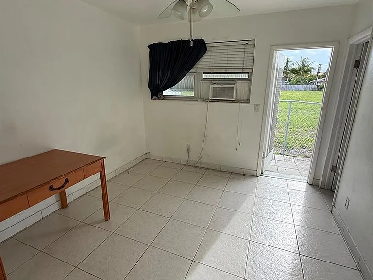 2213 Lincoln St — Photo 8