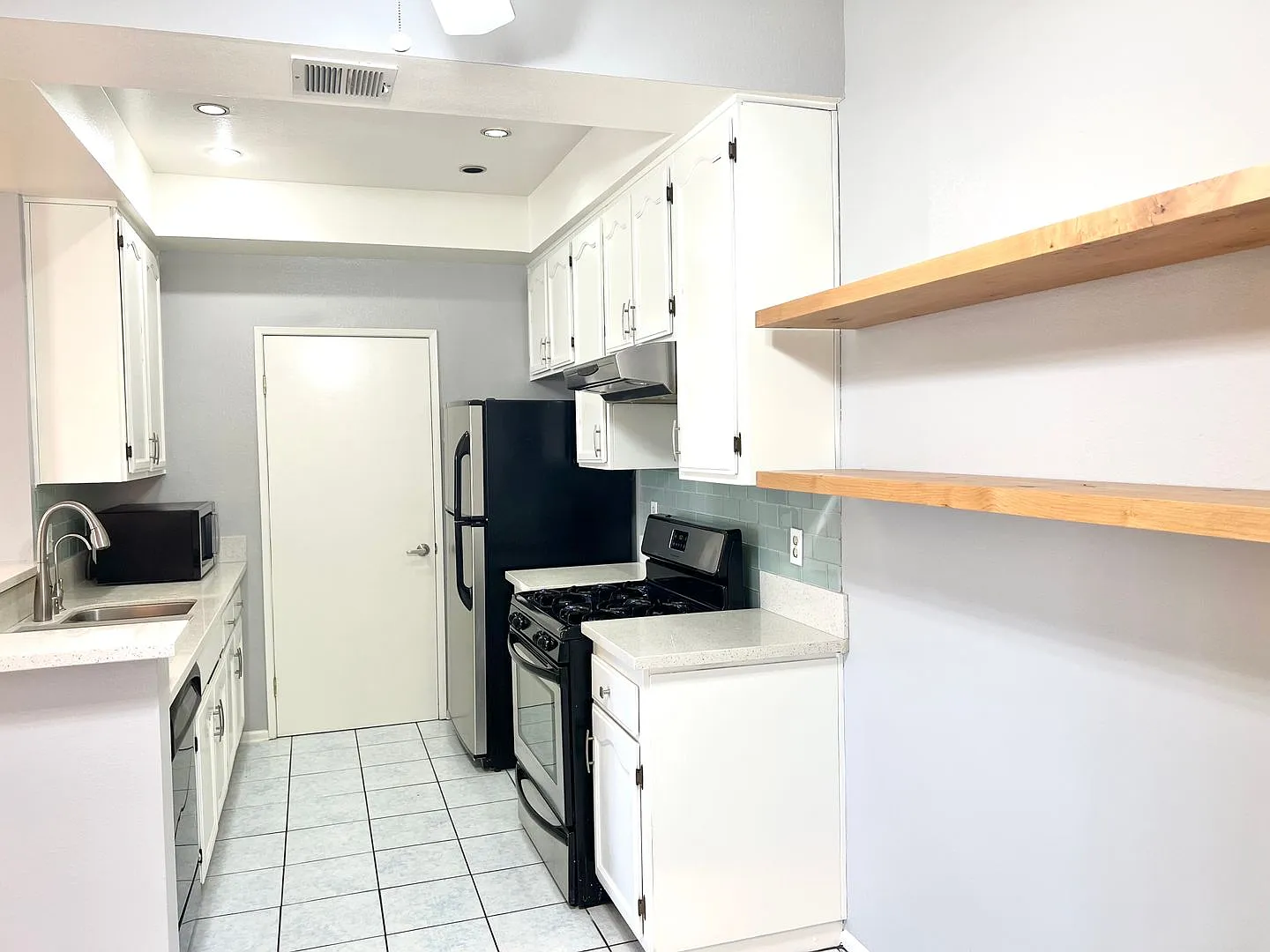 2BD/2BA Condo w/ Laundry, Dishwasher, Ample Parking, EV Charging — Photo 3