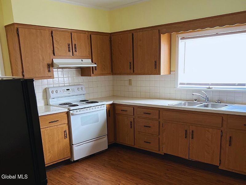 3rd image of 70 6th Avenue