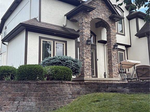 2nd image of 2907 NE Viewpark Pl