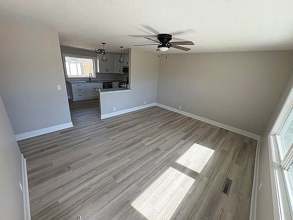 4th image of 1736 Sunny Hill Rd