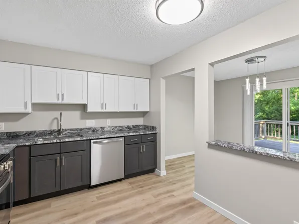 663 Ridgeview Dr E, Wayzata, MN 55391