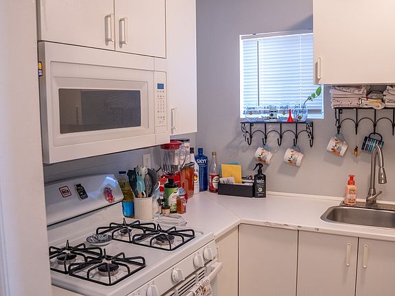 11th image of 2856 Halbert St