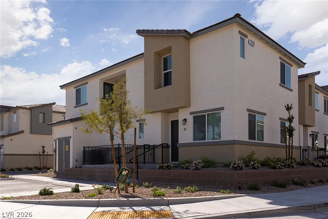 3 bed, 2.5 bath, 1437 sqft, $2,050 — Photo 1
