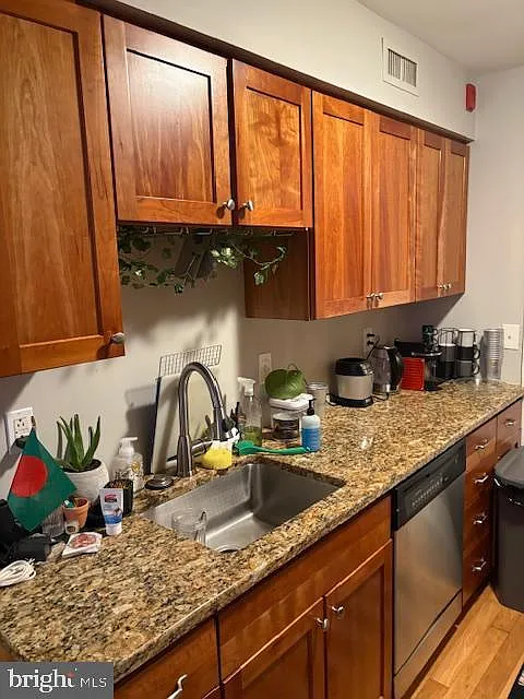 1 bed, 1.5 bath, 870 sqft, $1,900 — Photo 3