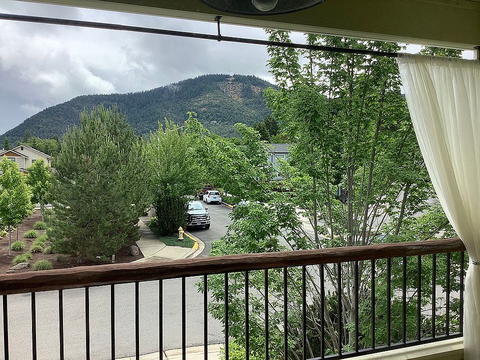 2nd image of 698 SE Vine Maple Ln