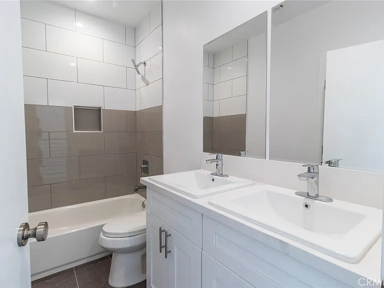5144 Riverton Ave — Photo 22