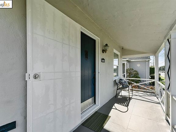 3rd image of 275 Belleview Dr