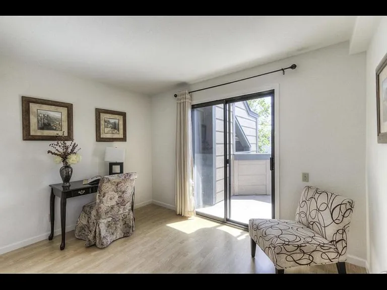 308 Hackamore Ln — Photo 4